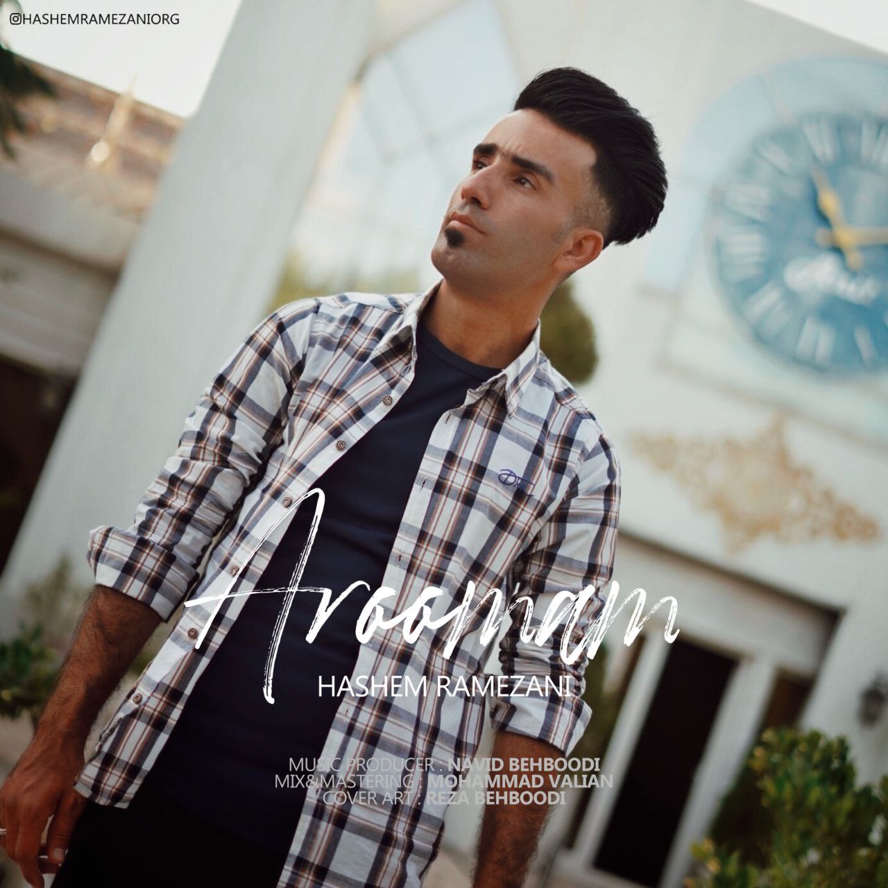 دانلود آهنگ آرومم از {singer-fa}