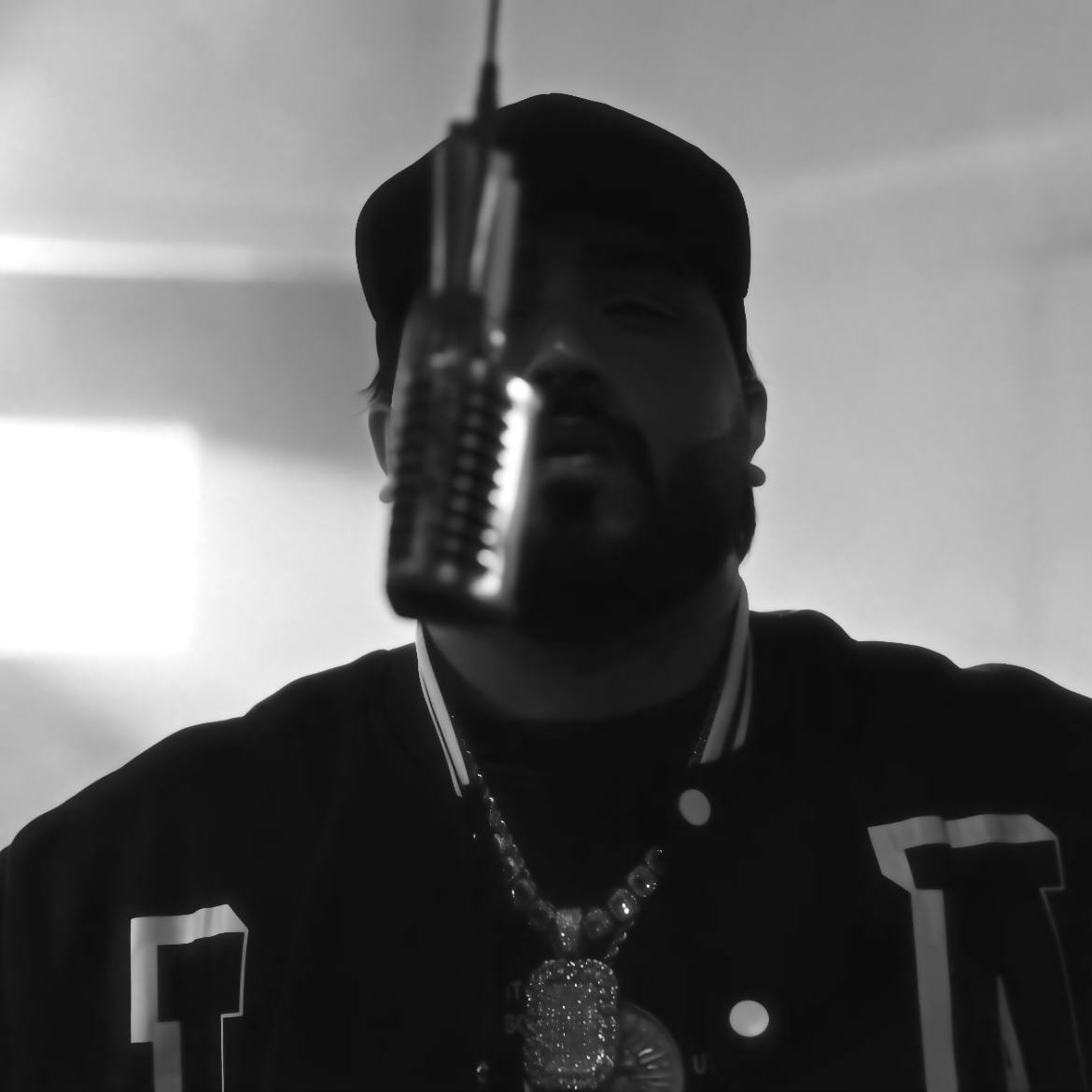 دانلود آهنگ جدید مدنی به نام هنوز دارم به یاد